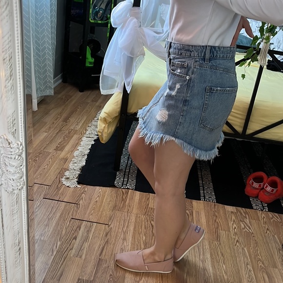 Garage Distressed Frayed Denim Zipper Skirt - Picture 3 of 10